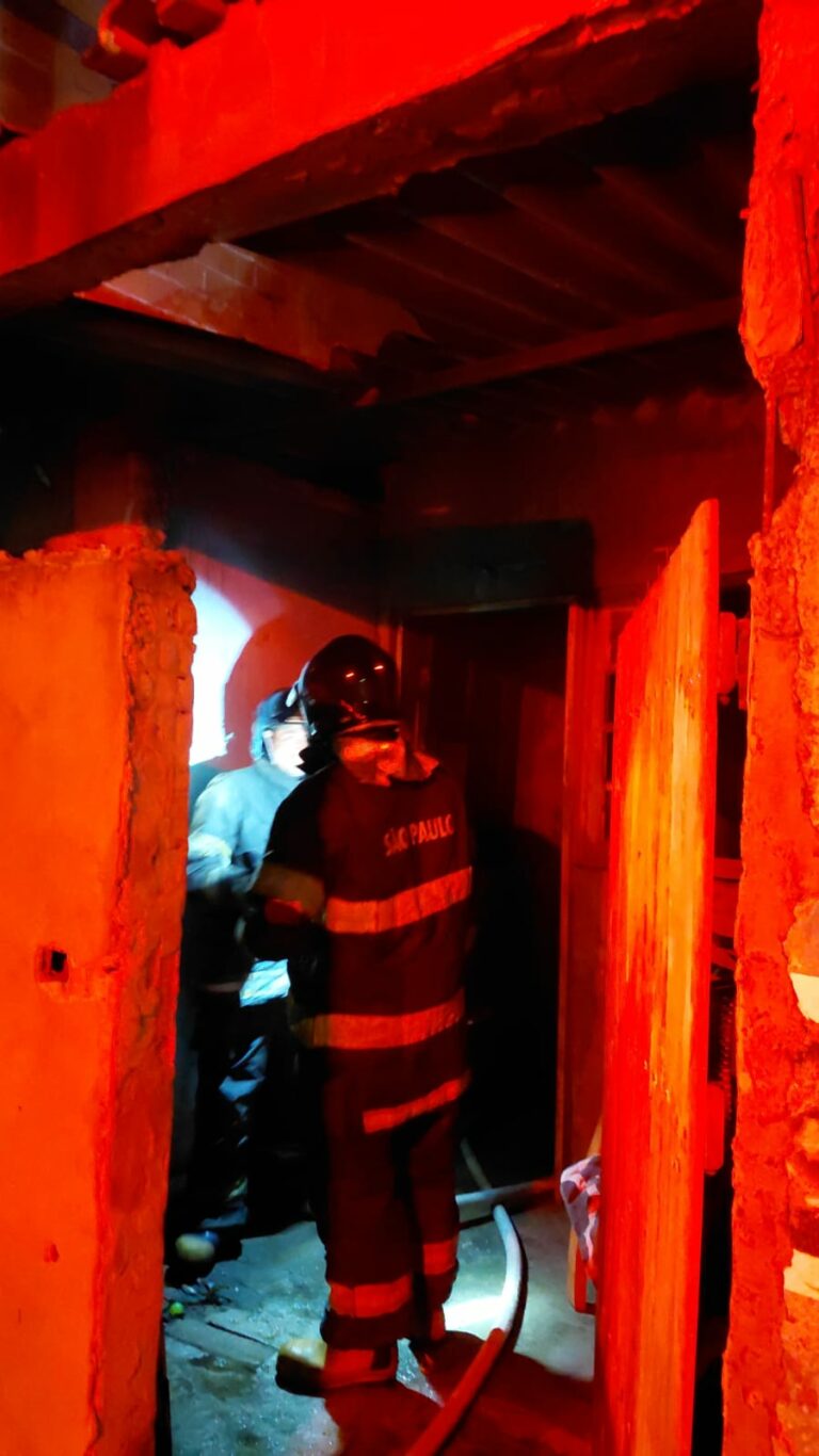 Incêndio destrói casa em Caraguatatuba