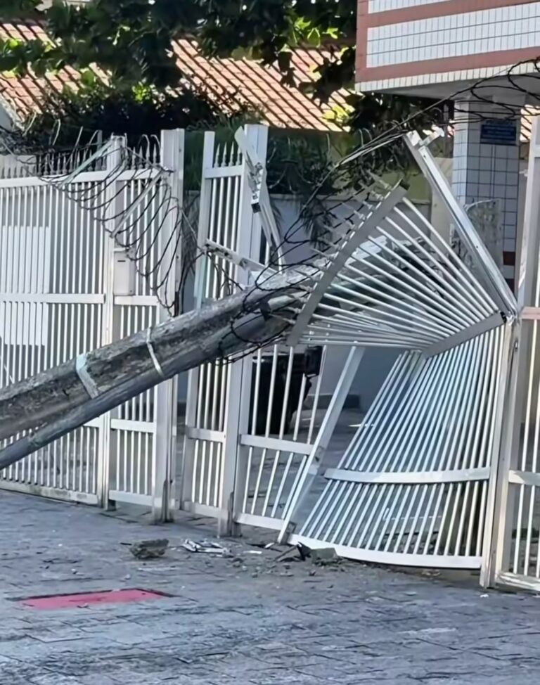 Poste é derrubado por caminhão e cai sobre entrada de prédio