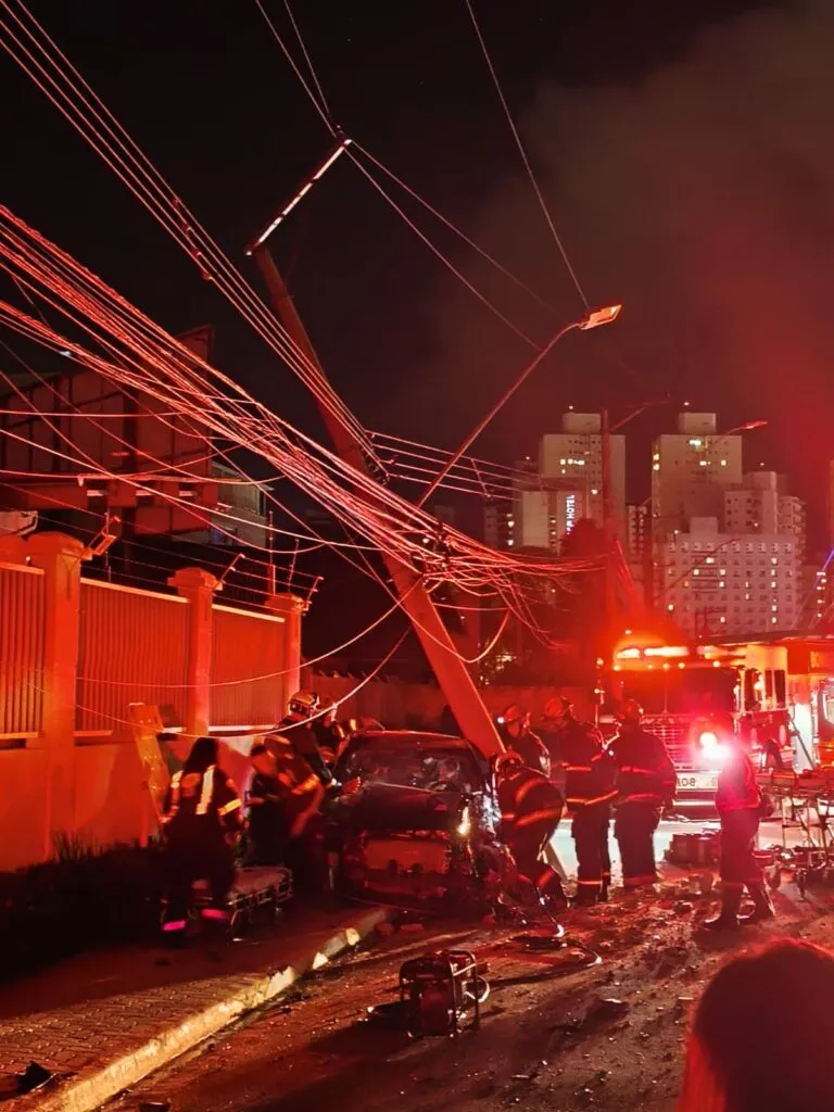 Idosos ficam feridos após carro bater em poste na Zona Oeste de São José