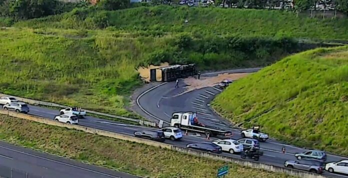 Carreta tomba na alça de acesso da Dom Pedro e motorista morre