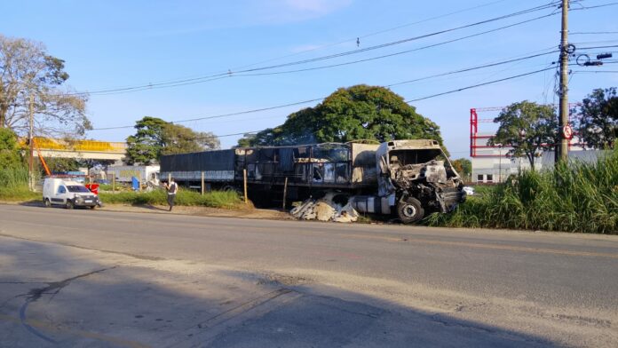 Carreta pega fogo após colisão traseira na Dutra, em Caçapava Carreta pega fogo após colisão traseira na Dutra, em Caçapava
