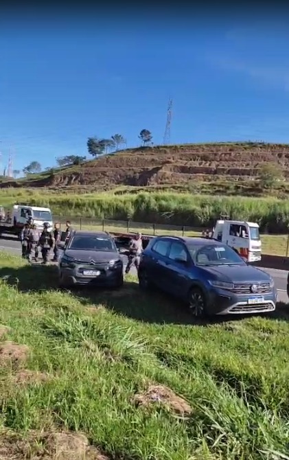 Engavetamento interdita totalmente a Dutra em Aparecida Engavetamento interdita totalmente a Dutra em Aparecida