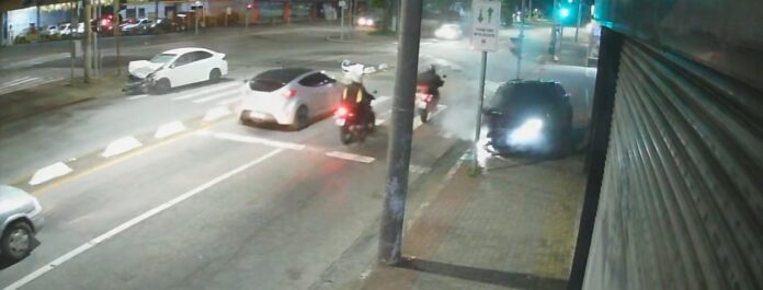 VÍDEO: Carros batem de frente em avenida de São José