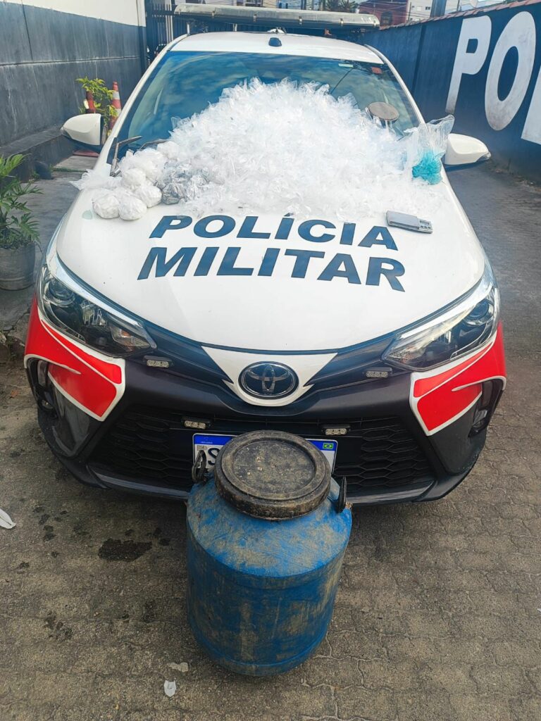 Polícia apreende tonel com drogas em área de mata em Ubatuba