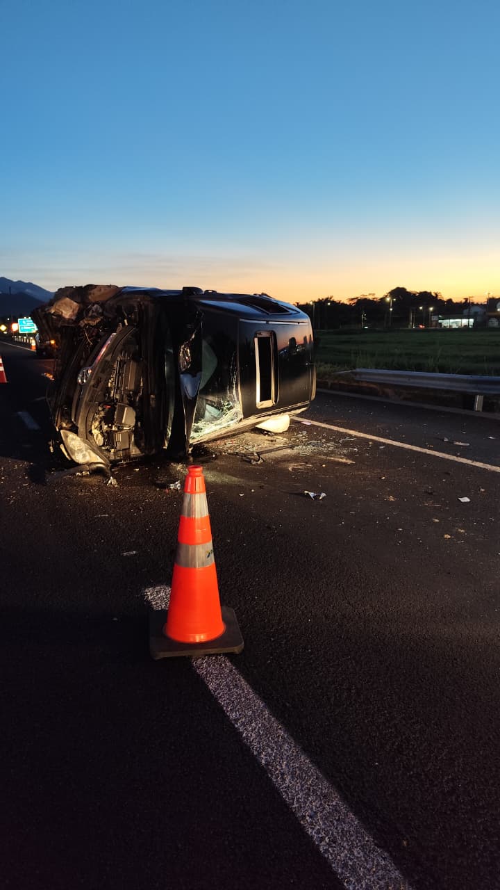 Quatro pessoas ficam feridas após carro tombar na Tamoios, em Caraguatatuba