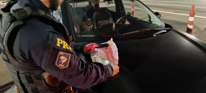 Casal é preso com droga na Dutra durante operação da PRF em Jacareí