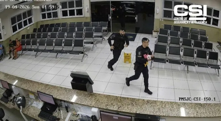 VÍDEO: Guardas salvam bebê engasgada em São José após carro da família ficar sem combustível