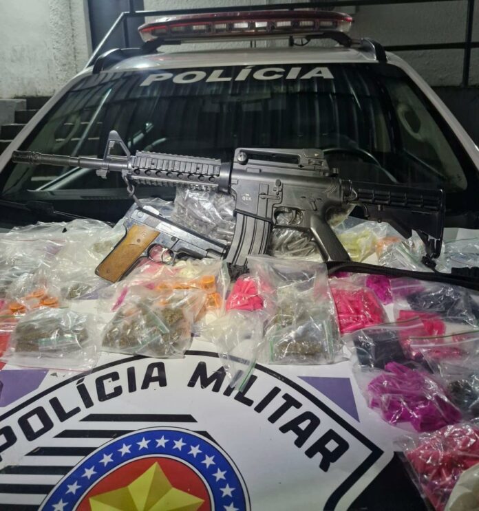 Polícia apreende drogas e simulacros de armas em área usada pelo tráfico em São José