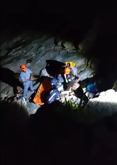 Turista fica ferida após queda em costeira na Praia do Curral, em Ilhabela