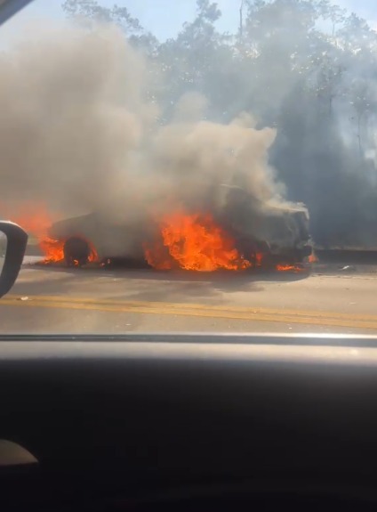 Carro pega fogo na Oswaldo Cruz, em Ubatuba