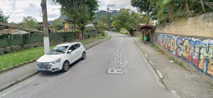 Motociclista morre após cair durante chuva em Ilhabela