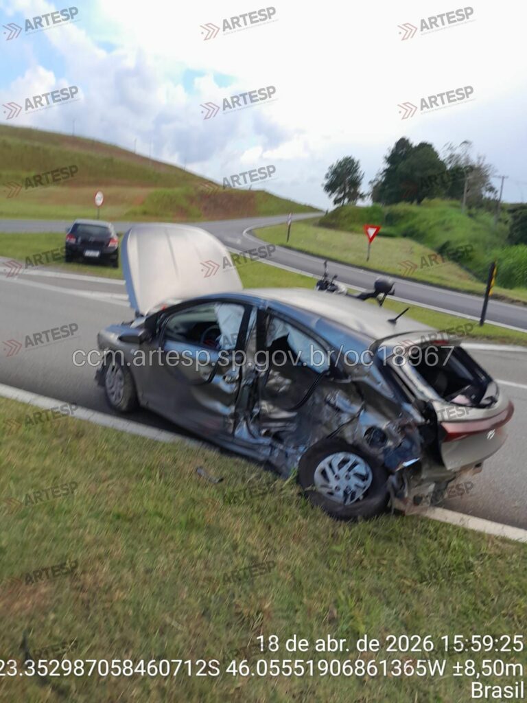 Colisão entre carros deixa dois mortos e vários feridos em rodovia de Jacareí
