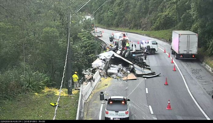 Caminhão tomba, derrama carga de macarrão e interdita Tamoios, em Paraibuna