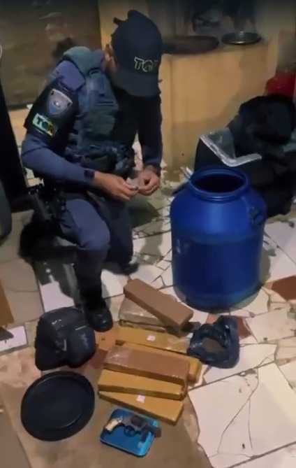 Motoqueiro é preso com mais de 11 kg de drogas e arma após fuga na Oswaldo Cruz, em Ubatuba