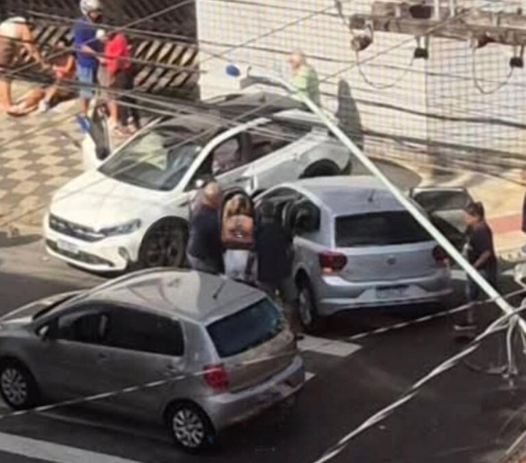 Colisão entre carros deixa uma pessoa ferida em cruzamento de Santos