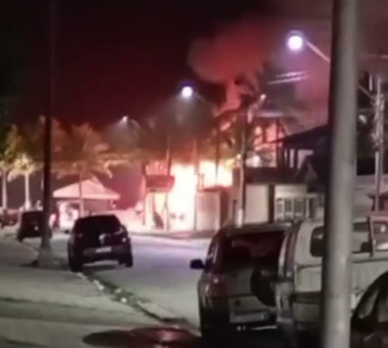 Incêndio de grandes proporções atinge quiosque na orla da praia de Mongaguá