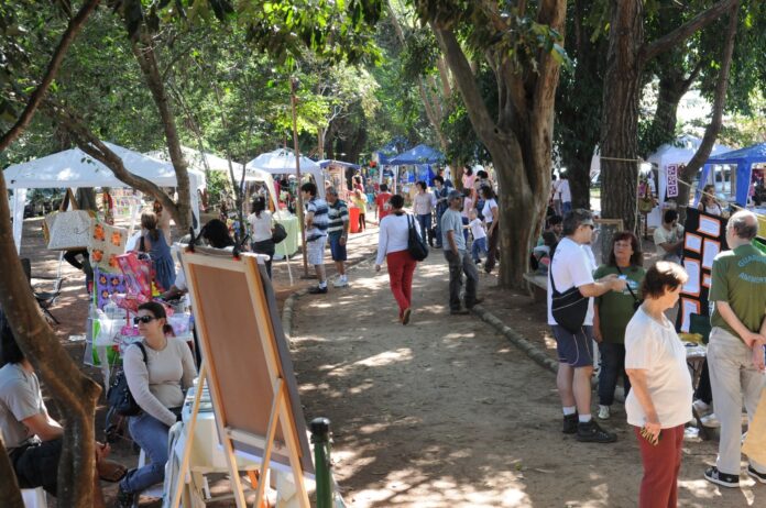  Cantora leva show sobre pássaros e natureza para a Praça do Coco em Barão Geraldo