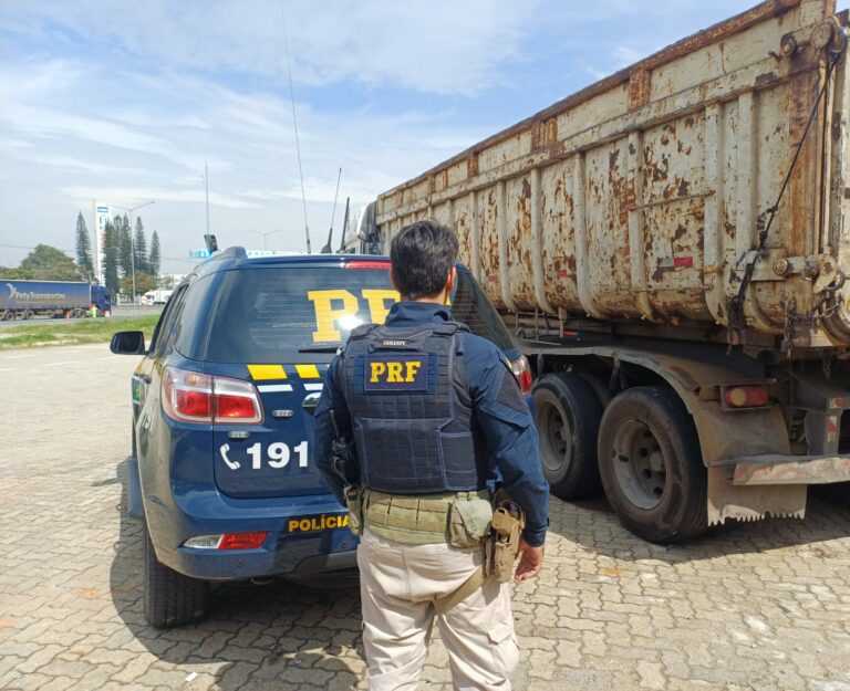 Caminhão com freios inoperantes é flagrado na Via Dutra, em Jacareí