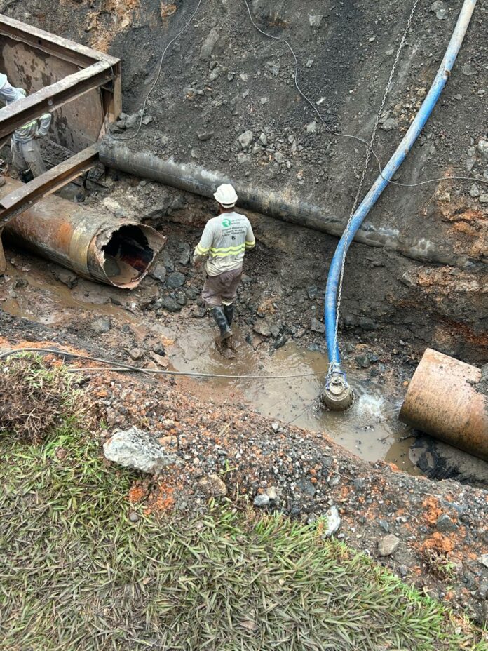 Reparo de adutora que alagou rua de Jacareí deve ser concluído na manhã desta terça (28), afirma SAAE
