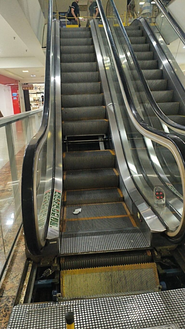 Criança fica ferida após degrau de escada rolante ceder em shopping de São José