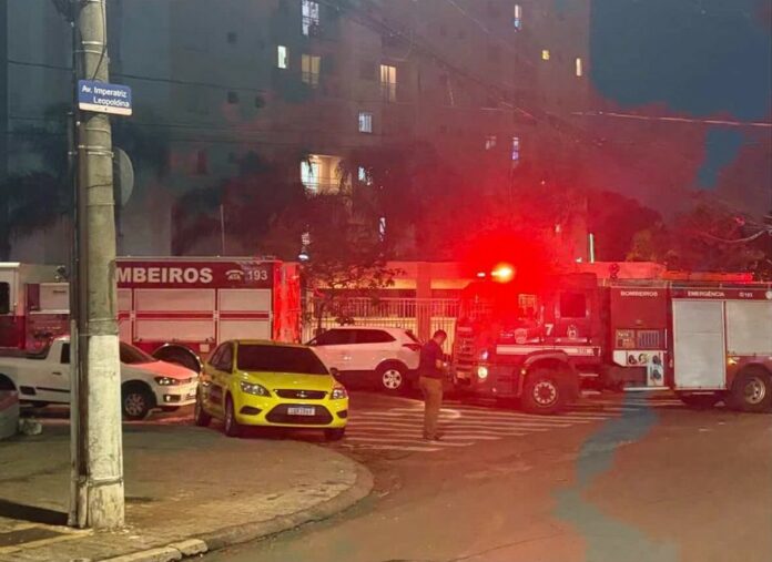 Apartamento pega fogo no oitavo andar e quatro pessoas inalam fumaça