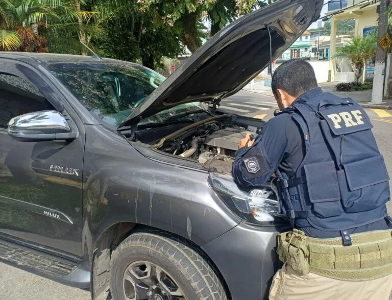 PRF recupera picape furtada após perseguição de 52 km na Via Dutra, entre São José dos Campos e Arujá.
