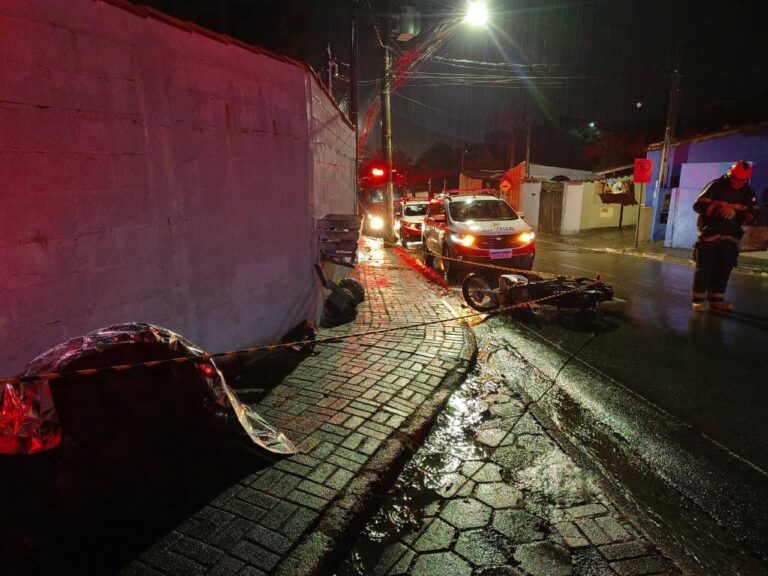 Motociclista morre após colidir contra muro durante a madrugada em Ilhabela