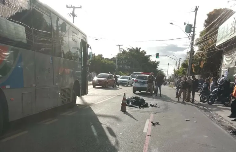 Motorista de ônibus avança veículo após discussão de trânsito e mata motociclista em João Pessoa