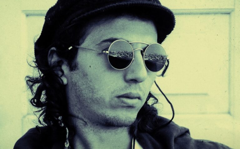 Aos 60 anos, Zeca Baleiro transforma sua trajetória em autorretrato