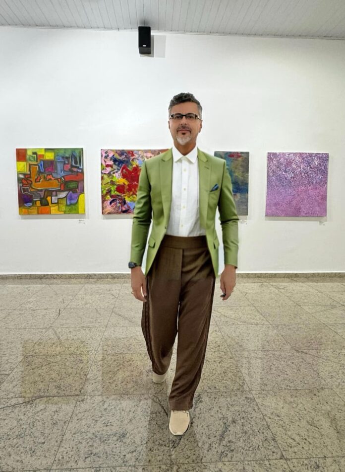 Arte contemporânea criada com pigmentos minerais em Paris