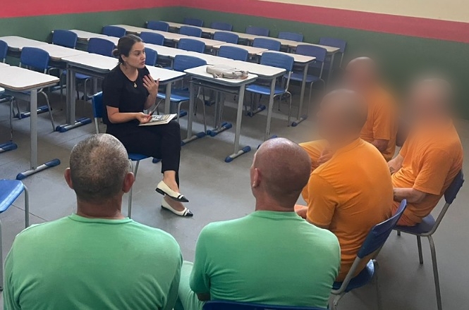 Homens condenados que participam de debates sobre masculinidade e gênero apresentam taxa de repetição do crime de apenas 1,5%, comprovando a eficácia de políticas públicas voltadas à reeducação.