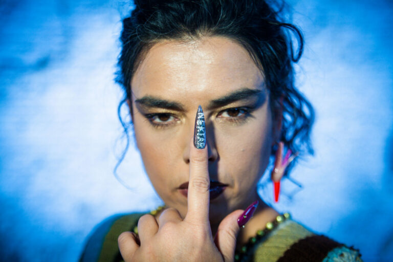 Ava Rocha em piano e voz no show “Femme Frame”