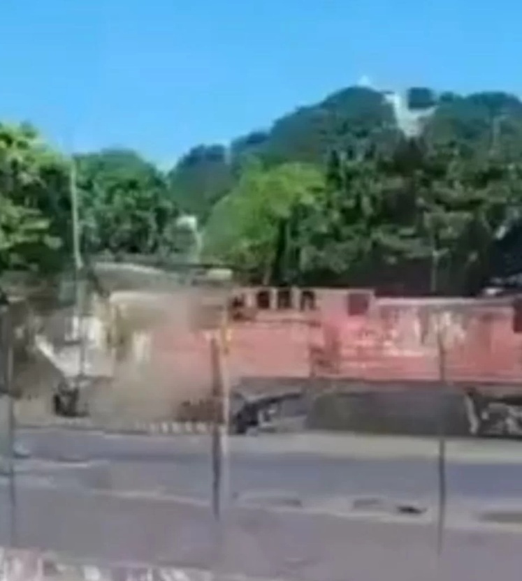 Trem arrasta caminhão após motorista fazer conversão irregular em avenida de Santos; VÍDEO