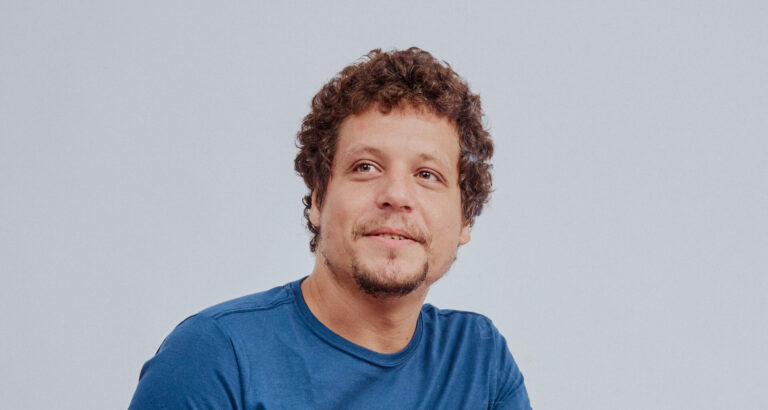 Chico Chico, cantor e compositor, estreia no universo literário com “Pequenos Sigilos”