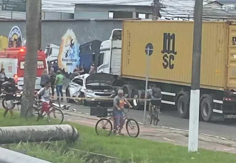 Colisão entre caminhão e carro deixa duas pessoas feridas em avenida de Praia Grande
