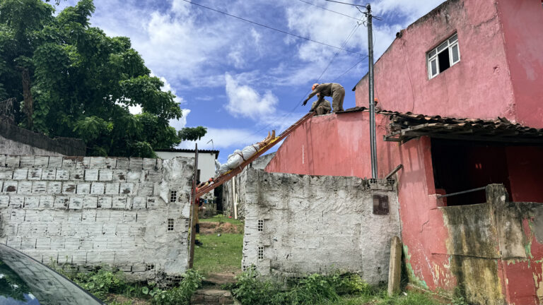 Homem é alcançado e morto a tiros no telhado de casa em Santa Rita