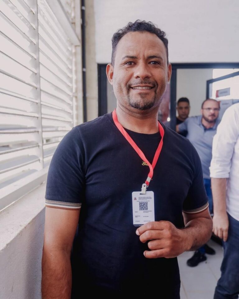 Ambulantes da orla de João Pessoa recebem crachás de identificação em processo de regularização