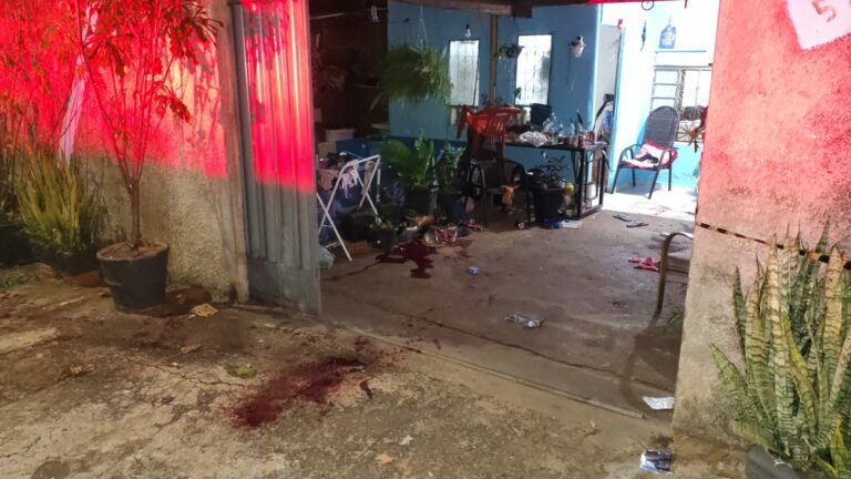 Homem é preso após matar vizinho a facadas e ferir mulher em Prudente