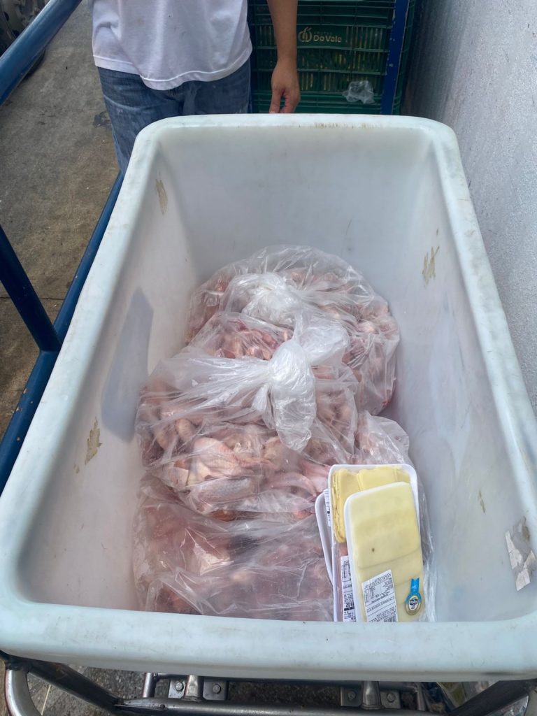 Procon apreende 56 kg de frango irregular em supermercado no Aeroclube