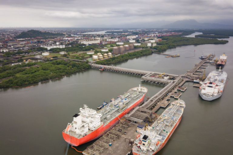 Porto de Santos autoriza navio de combustível para evitar possibilidade de desabastecimento no estado