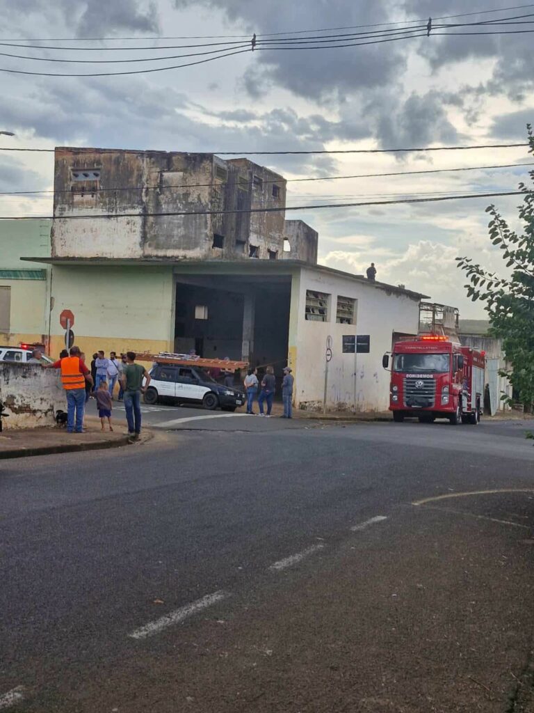 Drone flagra corpo em decomposição em laje de prédio abandonado