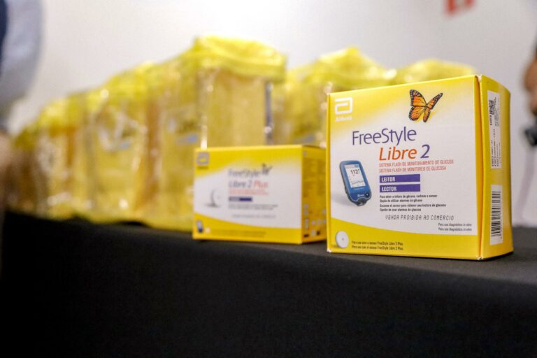 Ribeirão Preto inicia entrega de sensores digitais de glicose e amplia cuidado com crianças da rede pública