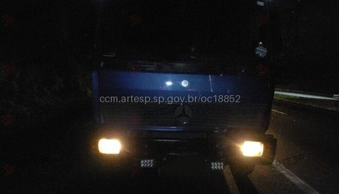 Motociclista morre após colisão com caminhão na Carvalho Pinto, em Caçapava