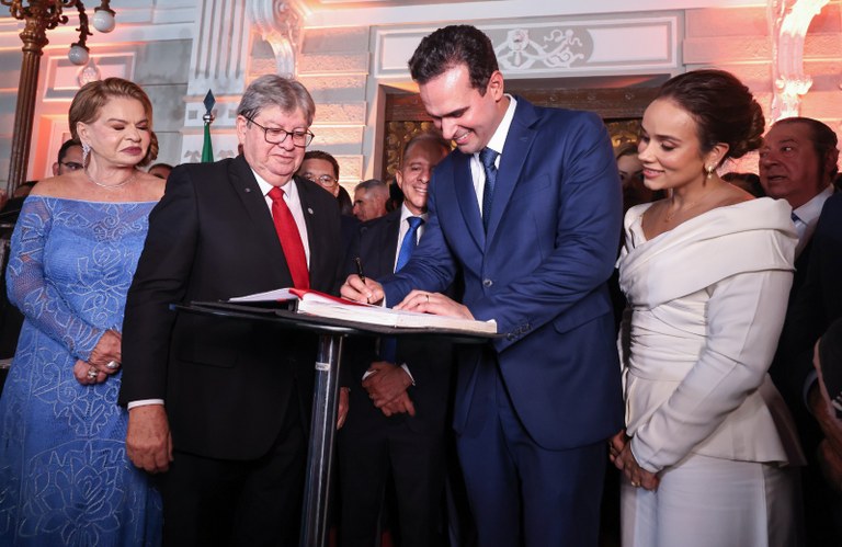 Lucas Ribeiro toma posse como governador da PB e anuncia criação de parque sensorial para pessoas com autismo