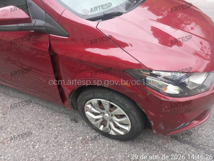 Carro bate em ônibus na Tamoios, em Paraibuna