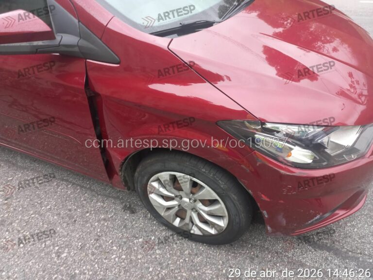 Carro bate em ônibus na Tamoios, em Paraibuna