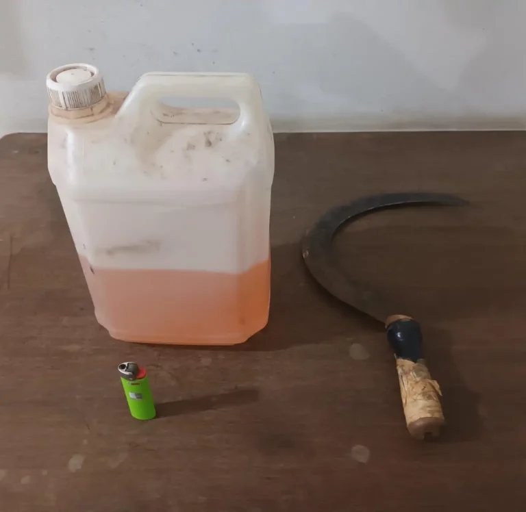 Homem ameaça os próprios pais com foice e gasolina e acaba preso
