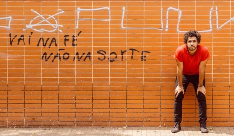 Gustavo Ortiz estreia “Arrasto”, álbum sobre as forças que moldam o cotidiano