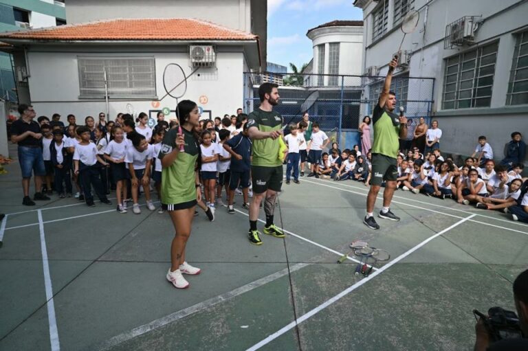 Escola de Santos recebe visita de atletas de Badminton