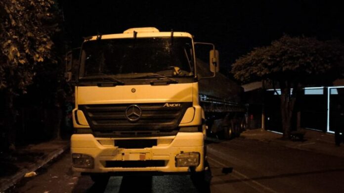 homem arrastado caminhão